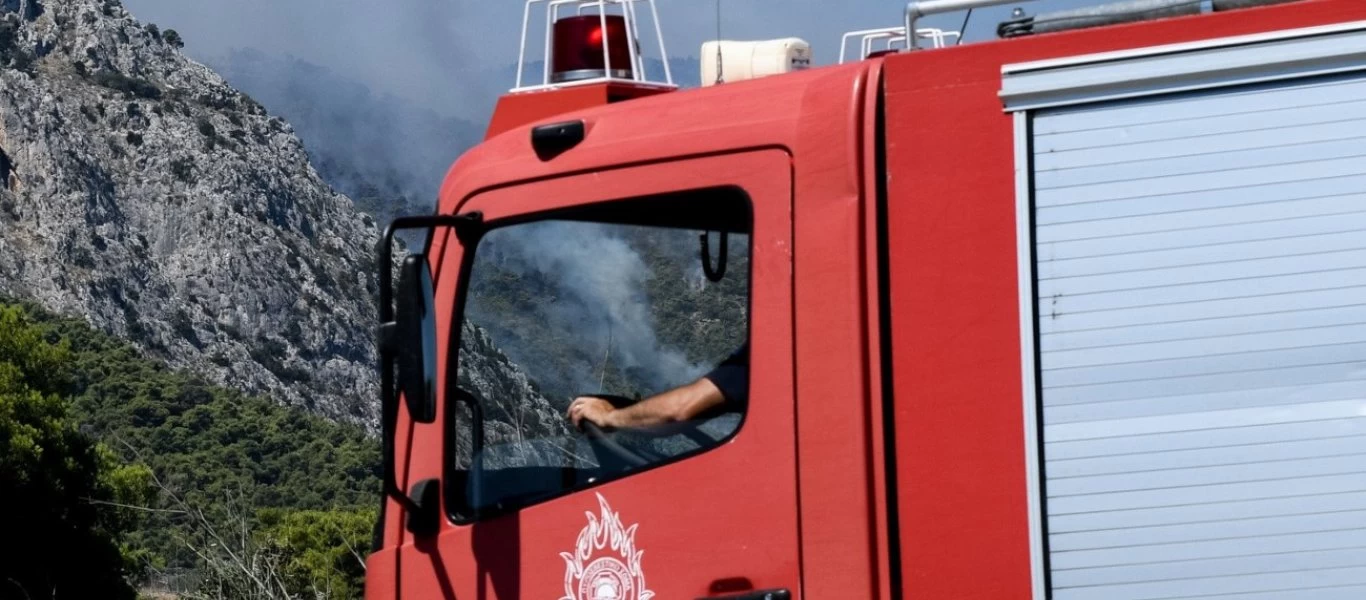 Φωτιά ξέσπασε στη Ναυπακτία - Καίγονται παλιά και εγκαταλελειμμένα σπίτια